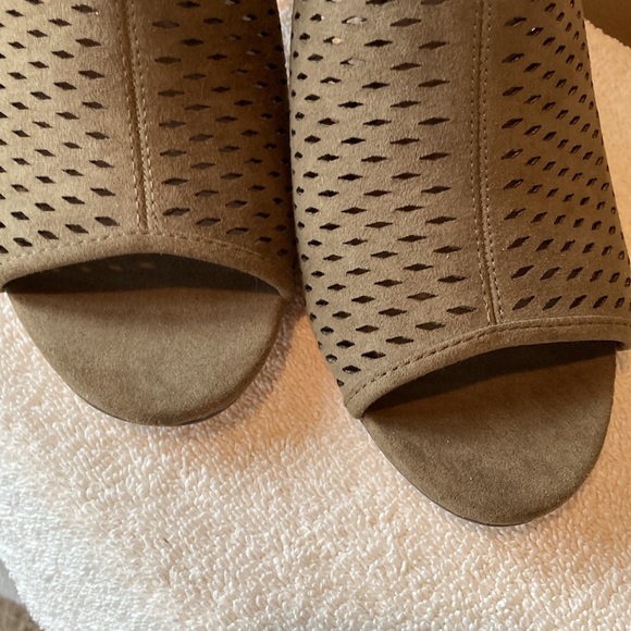 NWOT - Style $ Co Shooties. Size 9. - Picture 11 of 12